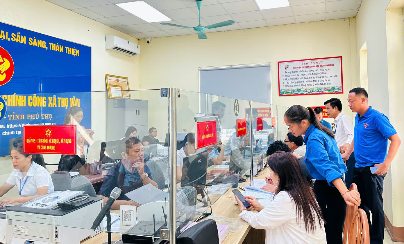 “Tôi đến Trung tâm hành chính công để làm một số thủ tục điều chỉnh biến động đất đai. Một số thủ tục phải làm trên máy và phần mềm nhưng tôi già cả không biết làm. Nhưng nhờ được các cháu thanh niên nhiệt tình giúp đỡ nên thủ tục tôi đã nhanh chóng hoàn thành các giấy tờ để nộp cho cán bộ phụ trách. Cảm ơn các cháu đoàn viên!&quot;, ông Đinh Văn Khoa chia sẻ.