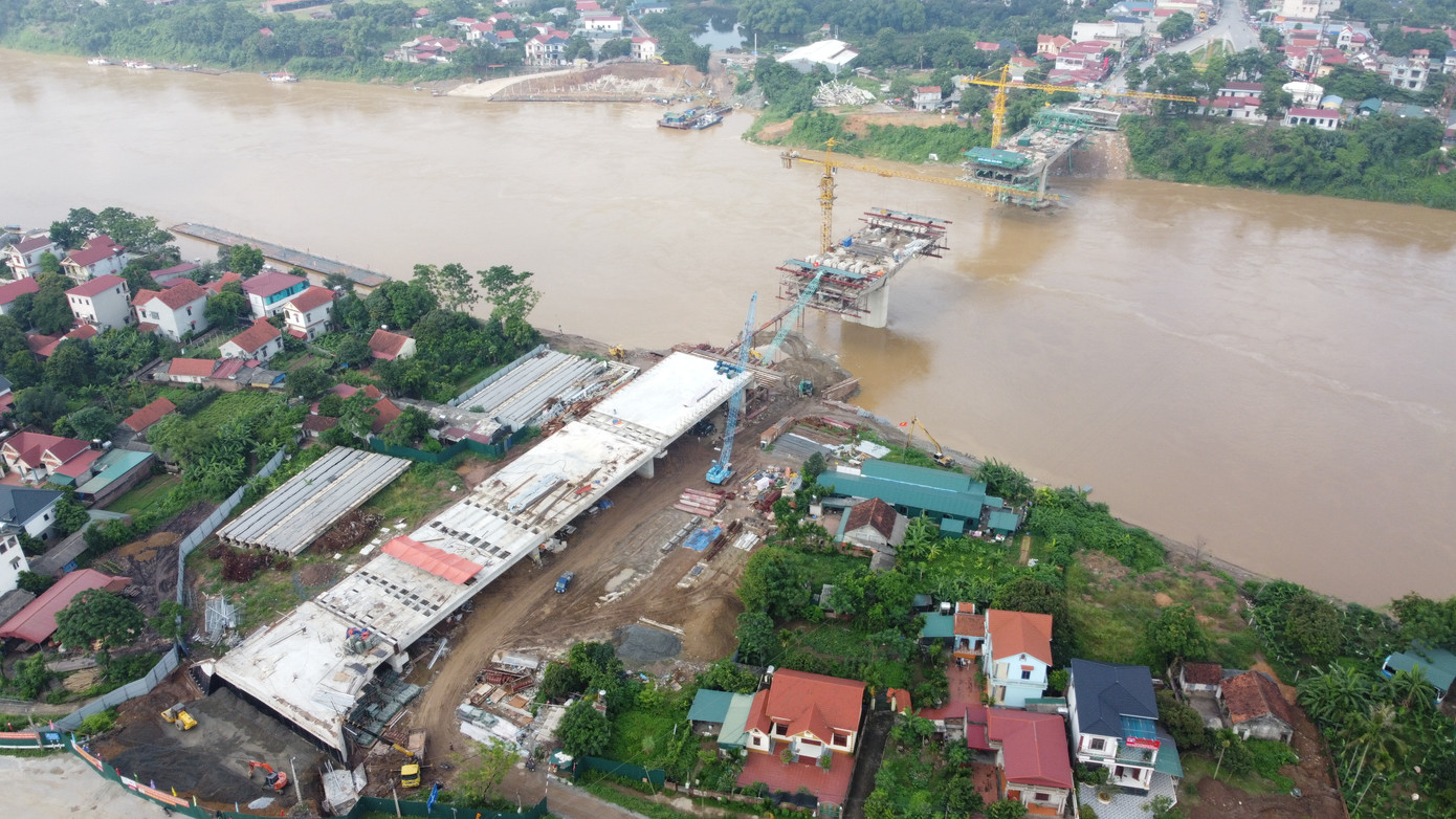 Cầu Phong Châu mới phải hoàn thành tháng 10/2025 để phục vụ nhân dân theo chỉ đạo của Thủ tướng Chính phủ Phạm Minh Chính và Đại tướng Phan Văn Giang, Bộ trưởng Bộ Quốc phòng. Thời gian qua, các cán bộ, kỹ sư, công nhân của Binh đoàn 12 đã làm việc không ngày nghỉ với khí thế quyết tâm, nhằm sớm hoàn thành dự án để phục vụ Nhân dân.