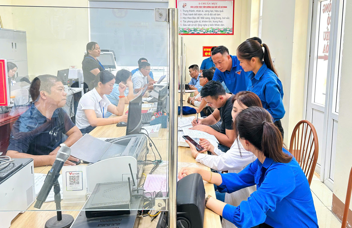 Anh Nguyễn Thành Luân - Phó Bí thư Tỉnh Đoàn Phú Thọ cho biết, hoạt động được triển khai rộng khắp các xã, phường mới hình thành sau sáp nhập, với hàng trăm đội hình tình nguyện viên đồng loạt ra quân, hỗ trợ người dân thực hiện các dịch vụ công. Đoàn viên thanh niên tỉnh Phú Thọ đã đảm nhận nhiều nội dung trọng tâm: Hỗ trợ tuyên truyền về chủ trương sáp nhập đơn vị hành chính, vận hành mô hình chính quyền địa phương 2 cấp.