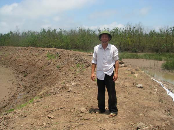 Ông Đoàn Văn Vươn bên bờ đầm của gia đình 
