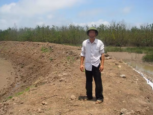 Ông Đoàn Văn Vươn bên bờ đầm của gia đình 