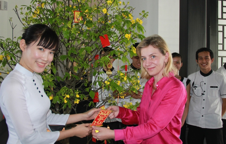 Bà Antje Sahling hòa chung không khí ngày Xuân, chúc Tết các nhân viên