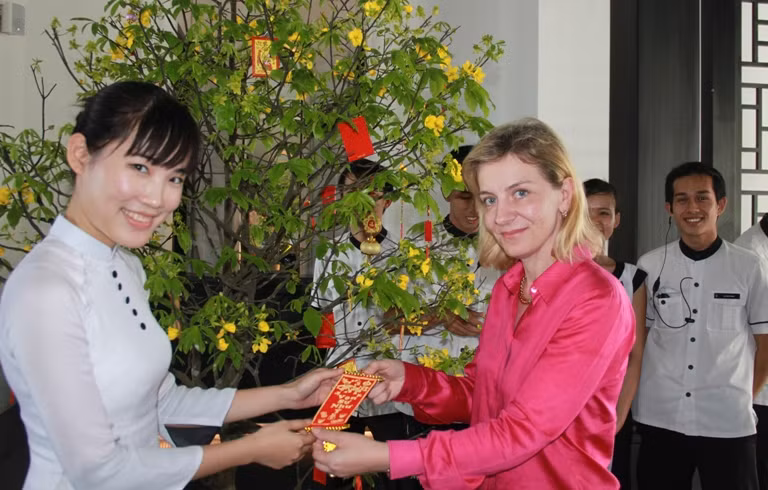 Bà Antje Sahling hòa chung không khí ngày Xuân, chúc Tết các nhân viên