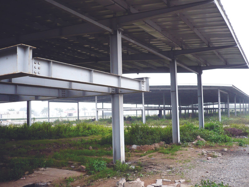 Bãi đỗ xe Gia Thụy dở dang, hoang vắng. Ảnh: Trọng Đảng