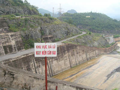 Lần đầu tiên trong 23 năm kể từ khi đi vào hoạt động, Thủy điện Hòa Bình không mở cửa xả lũ vì nước về quá ít . Ảnh: Phạm Tuyên Lần đầu tiên trong 23 năm kể từ khi đi vào hoạt động, Thủy điện Hòa Bình không mở cửa xả lũ vì nước về quá ít