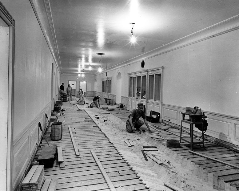 Thợ mộc lắp đặt sàn gỗ sồi đỏ ở hành lang tầng 3