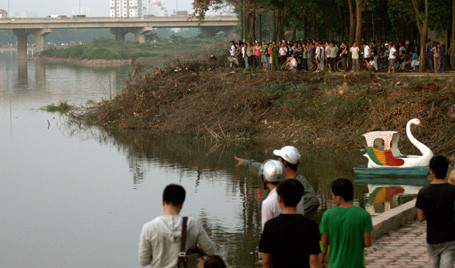 Nhiều người hiều kỳ tập trung bên bờ hồ chứng kiến vụ việc