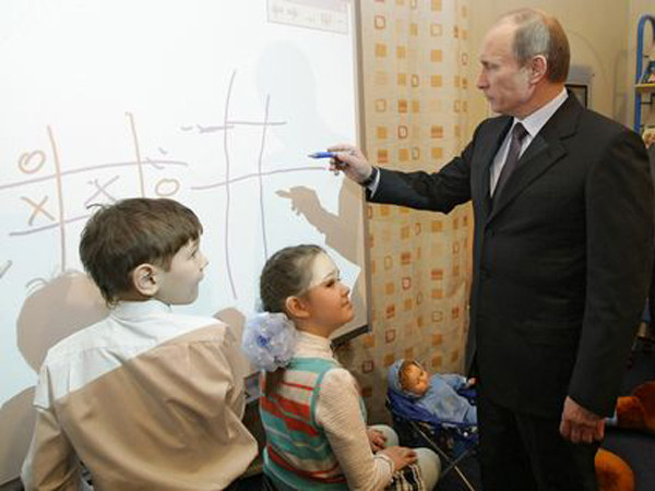 Ông Putin dạy các học sinh chơi trò ô chữ tic-tac-toe tại thành phố Tyumen năm 2010