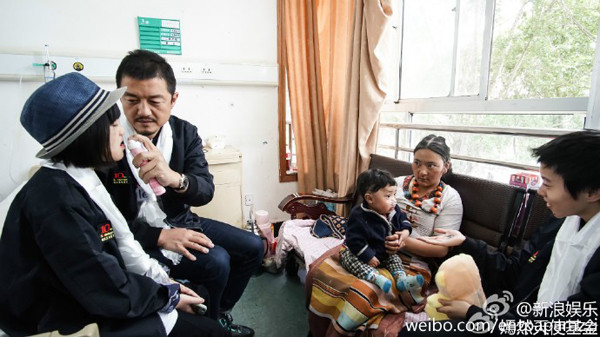 Hai “ông bố quốc dân” chăm con bệnh tật khiến ai cũng nghẹn ngào ảnh 9