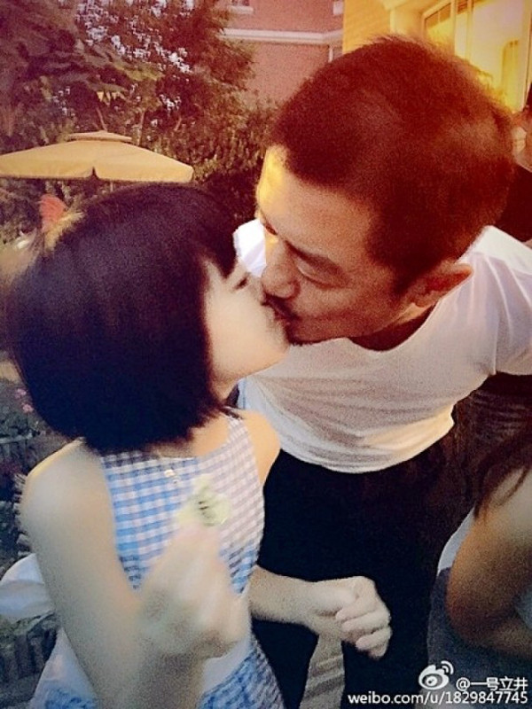 Hai “ông bố quốc dân” chăm con bệnh tật khiến ai cũng nghẹn ngào ảnh 7