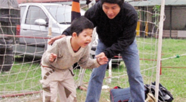 Hai “ông bố quốc dân” chăm con bệnh tật khiến ai cũng nghẹn ngào ảnh 11