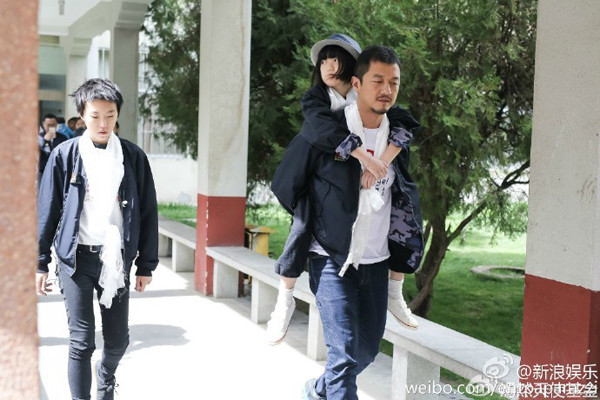 Hai “ông bố quốc dân” chăm con bệnh tật khiến ai cũng nghẹn ngào ảnh 3