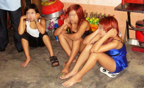 Một nhóm nữ nhân viên cà phê kích dục bị công an huyện Bình Chánh – TP.HCM tạm giữ - Ảnh: Internet