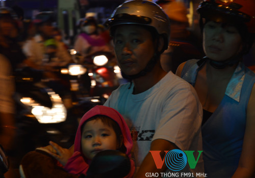 Em bé mệt mỏi vì kẹt xe tại khu trung tâm . Em bé mệt mỏi vì kẹt xe tại khu trung tâm