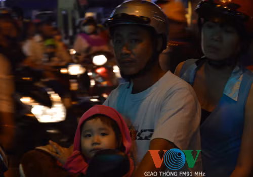 Em bé mệt mỏi vì kẹt xe tại khu trung tâm . Em bé mệt mỏi vì kẹt xe tại khu trung tâm