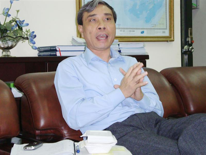 Cục trưởng Cục VSATTP Nguyễn Công Khẩn tiếp nhận hộp xốp có chữ Trung Quốc do PV Tiền Phong mang đến. Ảnh: Minh Đức