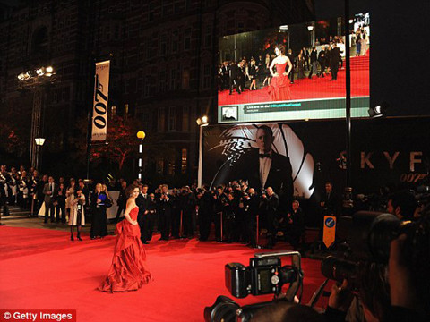 Nàng bond girl xinh đẹp tỏa sáng trên thảm đỏ và là tâm điểm chú ý