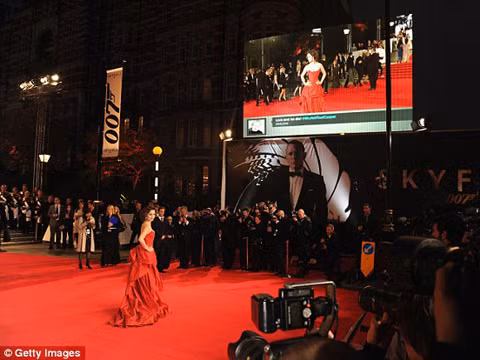 Nàng bond girl xinh đẹp tỏa sáng trên thảm đỏ và là tâm điểm chú ý