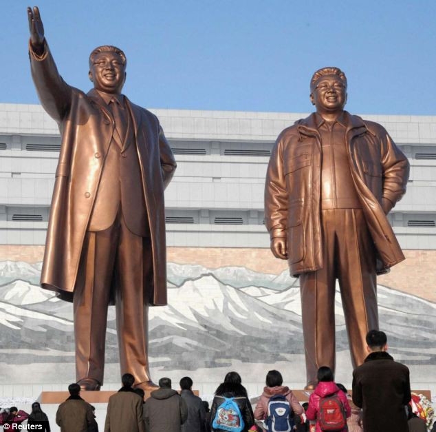 Tượng ông Kim Jong Il sau khi được thay áo mới. Tượng ông Kim Jong Il sau khi được thay áo mới