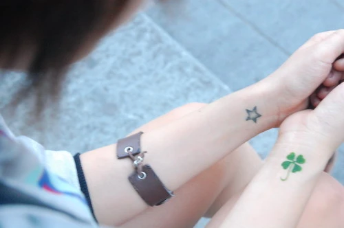  Hình xăm cả bốn lá và ngôi sao