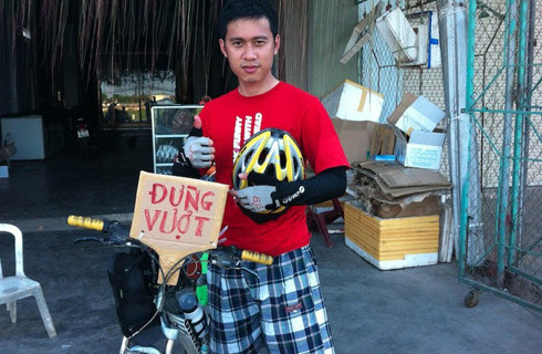 Trên dọc hành trình, để tránh các bác tài ngược chiều lấn làn đường, anh Hưng "thiết kế" chiếc bảng một mặt đề "Đừng vượt", một mặt ghi chữ "Đi chậm".. Trên dọc hành trình, để tránh các bác tài ngược chiều lấn làn đường, anh Hưng