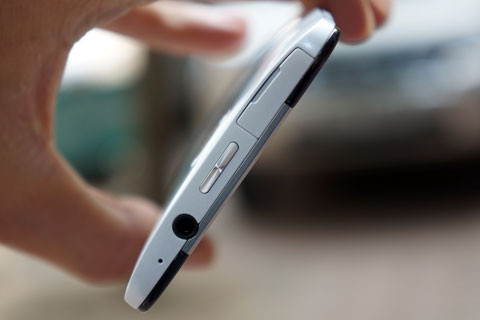 Cạnh trên gồm có khe cắm sim - thẻ nhớ, nút khởi động, jack audio