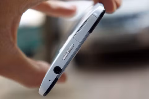 Cạnh trên gồm có khe cắm sim - thẻ nhớ, nút khởi động, jack audio