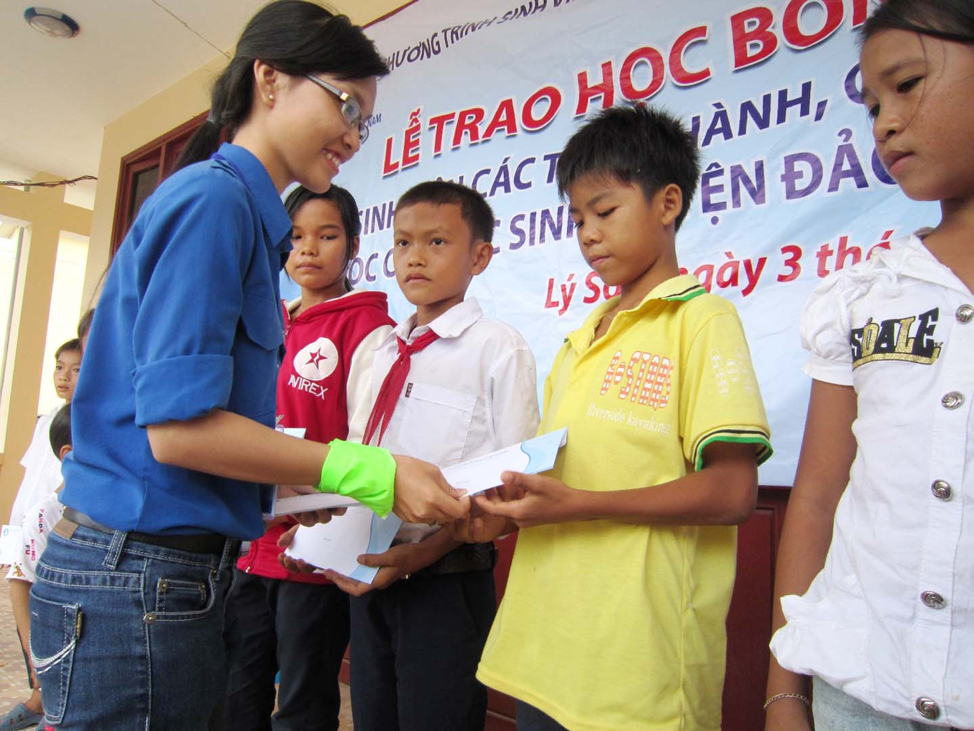  Tặng quà và sách cho đảo Lý Sơn 