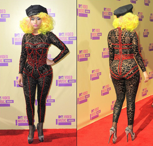 Nicki Minaj trông như một cô gái tóc vàng hoe mặc bộ ren đen đứng trước luồng tia laser vậy