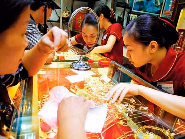 Giá vàng trong nước và thế giới chênh lệch hơn 2 triệu đồng/lượng do người mua phải gánh lỗ cho DN vàng