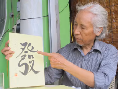 Ông Lý đưa ra hàng loạt bức thư pháp viết sai chữ của một số “ông đồ” tại đền Trạng Trình