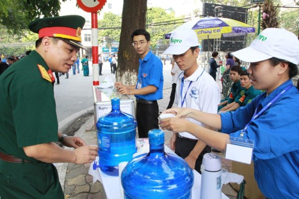 Nước uống được thanh niên phục vụ tận tay