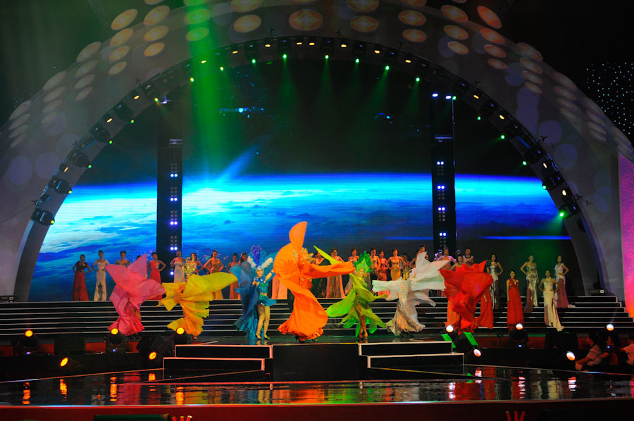 Màn trình diễn trang phục dạ hội biến hóa. Ảnh: Công Khanh