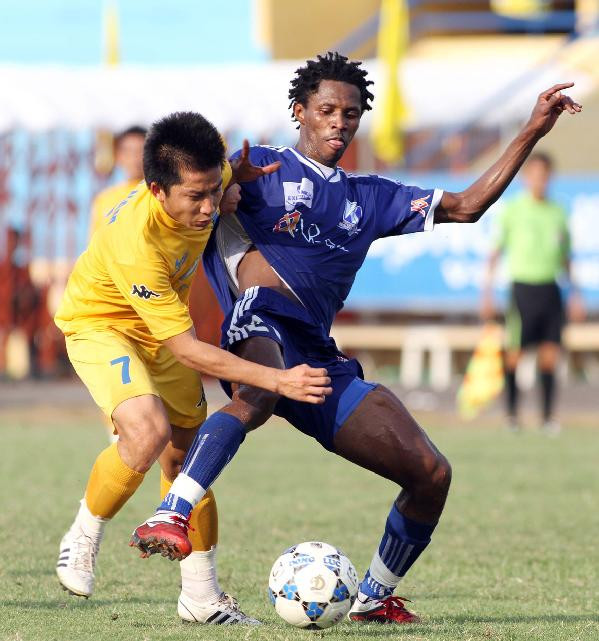 Hà Nội T&T (áo vàng) bị K.Khánh Hòa ngáng bước tiến Ảnh: VSI