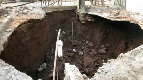 Hố tử thần xuất hiện có chiều dài khoảng 6m, rộng 5m. Sự việc xẩy ra tại nhà một hộ dân tên Bình. Khi đó gia đình này đang tiến hành khoan giếng trên khu vực góc nhà bếp của mình thì bỗng dưng đất sụt. 