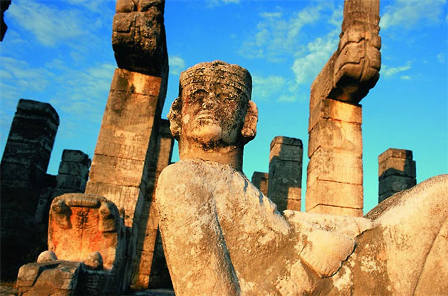 Hàng trăm thành phố thời tiền Columbus được tạo ra bởi nền văn minh Maya như Palenque, Izapa và Chichen Itza. Hiện nay những thành phố này đã trở thành những địa danh được ưa chuộng đặc biệt với giới làm phim Hollywood và những trang mạng xã hội