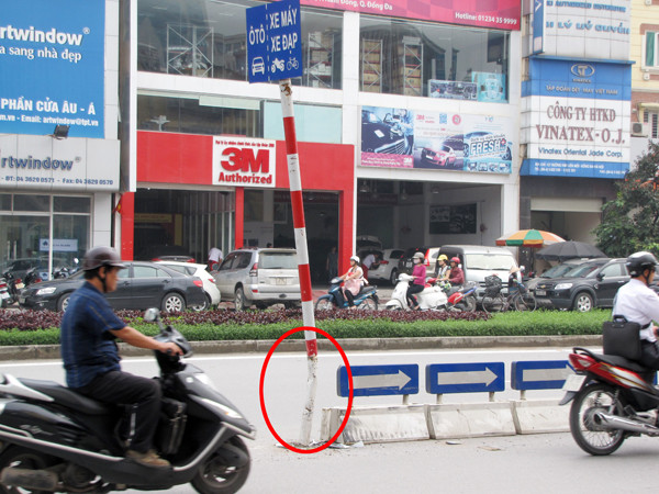 Trên tuyến phố Xã Đàn (Đống Đa, Hà Nội) chỉ chưa đầy 1 cây số có tới 4 cột phân làn bị xe đâm bong tróc, xiêu vẹo. 