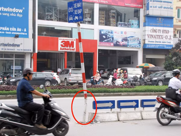 Trên tuyến phố Xã Đàn (Đống Đa, Hà Nội) chỉ chưa đầy 1 cây số có tới 4 cột phân làn bị xe đâm bong tróc, xiêu vẹo. 