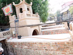 Tu bổ “làm mới” Ô Quan Chưởng. Ảnh: Ngọc Thắng (Thanh Niên). Tu bổ “làm mới” Ô Quan Chưởng. Ảnh: Ngọc Thắng (Thanh Niên)