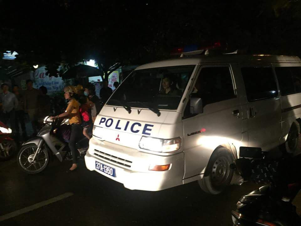 Gần 100 cảnh sát bao vây đối tượng mang hàng nóng tử thủ ảnh 3