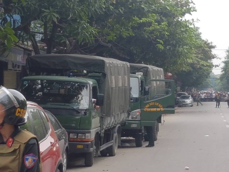 Gần 100 cảnh sát bao vây đối tượng mang hàng nóng tử thủ ảnh 9