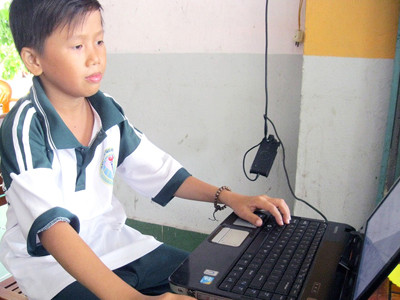 Để có máy tính học, Nhựt tranh thủ những giờ trưa, tối học nhờ máy bạn bè. Để có máy tính học, Nhựt tranh thủ những giờ trưa, tối học nhờ máy bạn bè