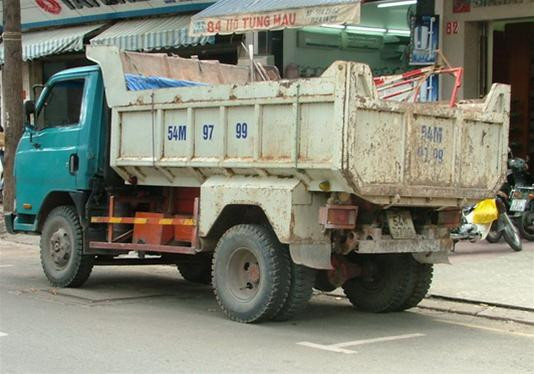 Các đối tượng đã ngang nhiên dùng cả một chiếc xe ô tô tải 5 tấn (biển số 54M 9799) để chở công cụ đào đường và cáp cắt trộm. Ảnh Nguyễn Thanh. Các đối tượng đã ngang nhiên dùng cả một chiếc xe ô tô tải 5 tấn (biển số 54M 9799) để chở công cụ đào đường và cáp cắt trộm. Ảnh Nguyễn Thanh.