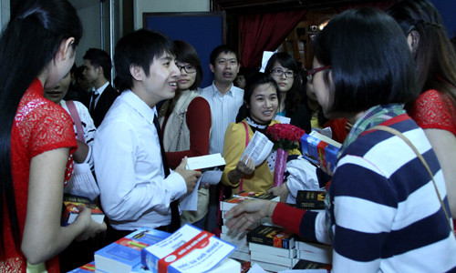 Các bạn trẻ nhận sách khởi nghiệp