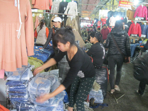 Chủ quầy tất bật đóng hàng gửi đi các tỉnh cho kịp dịp tết. Ảnh: Nguyễn Đức. Chủ quầy tất bật đóng hàng gửi đi các tỉnh cho kịp dịp tết. Ảnh: Nguyễn Đức