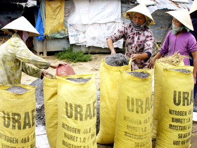 Những người đàn bà bán tro nơi chợ Nồi Rang. Ảnh: Vũ Công Điền