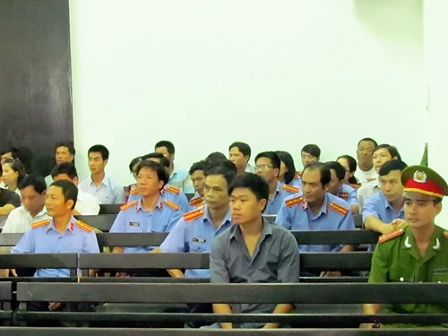 Rất đông cán bộ VKSND tỉnh Khánh Hòa và VKSND thành phố Nha Trang đến dự phiên tòa