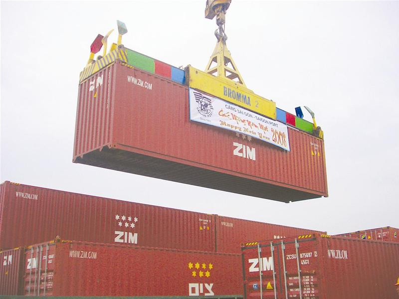 Bốc xếp hàng container tại Cảng Sài Gòn Ảnh: Minh Quân