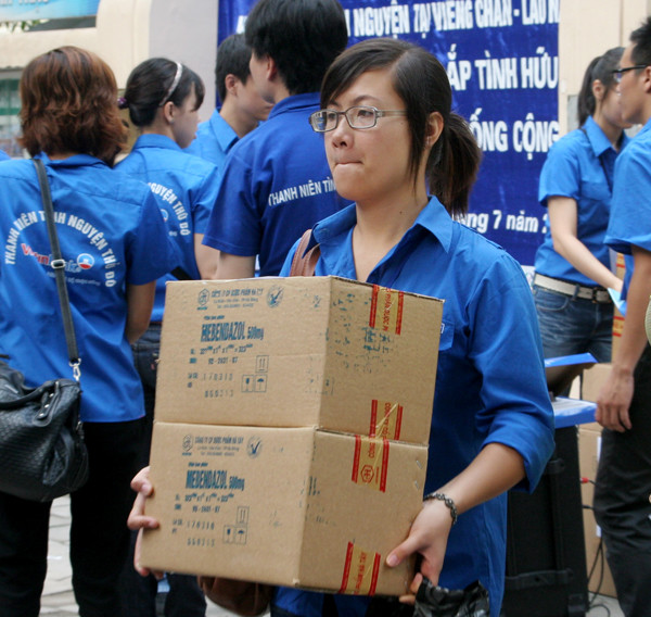 Chung tay chuyển đồ lên xe