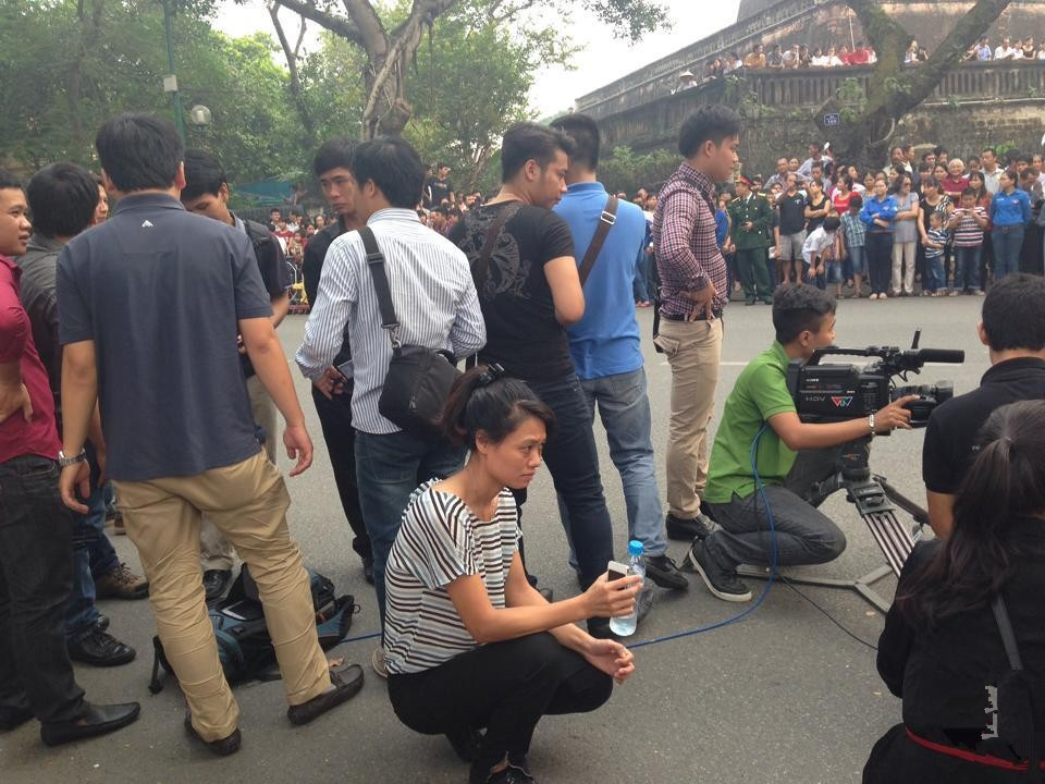 Đây là 'chị gái' được nhắc đến trong status. Bạn đọc có thể dễ nhận ra bạn quay phim mặc áo xanh nõn chuối có mặt trong bức ảnh 'tự sướng' ở trên. Ảnh: FB Đây là 'chị gái' được nhắc đến trong status. Bạn đọc có thể dễ nhận ra bạn quay phim mặc áo nõn chuối có mặt trong bức ảnh 'tự sướng' ở trên